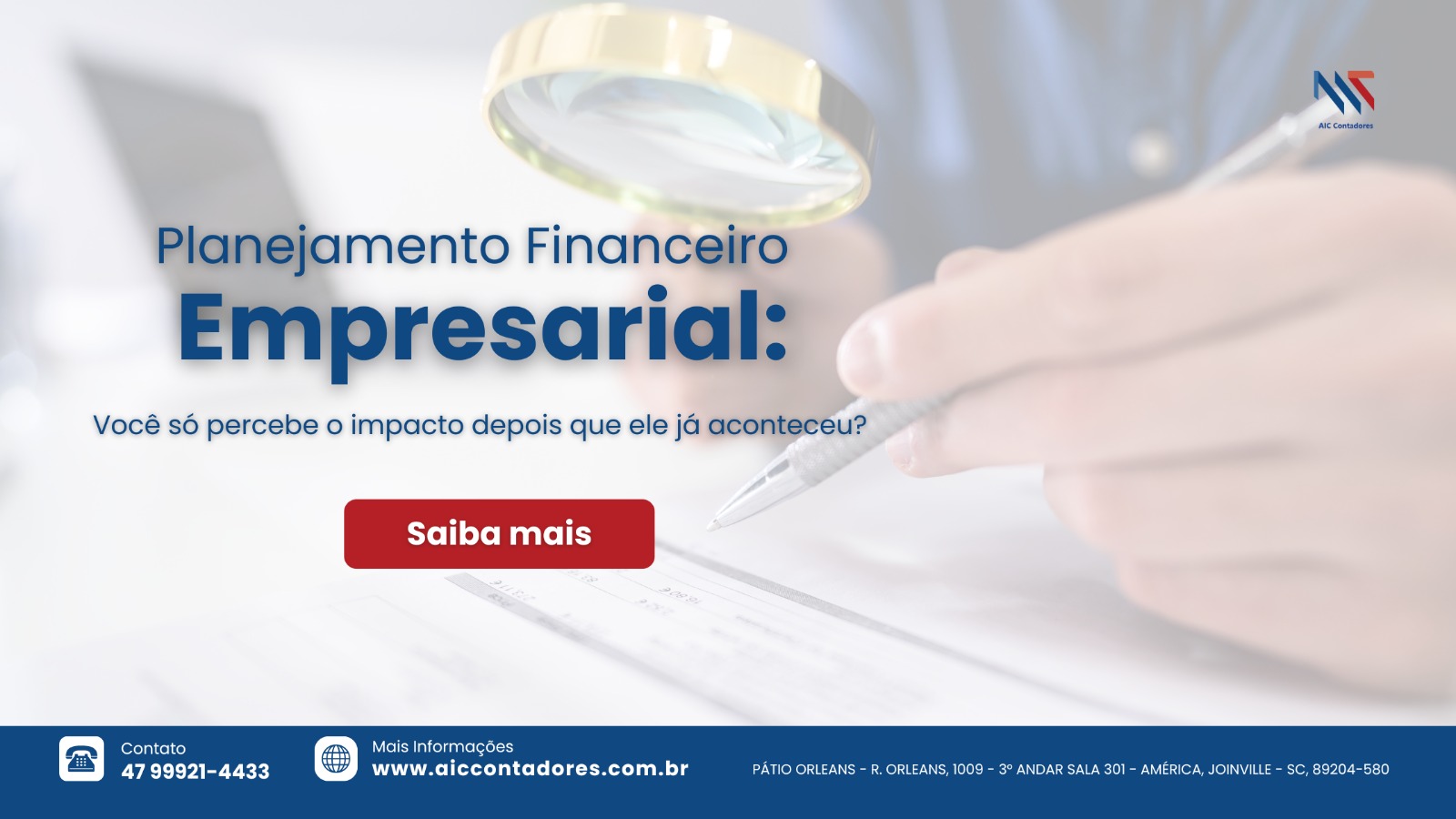 Gestor analisando relatórios com uma lupa, representando a importância do planejamento financeiro empresarial.